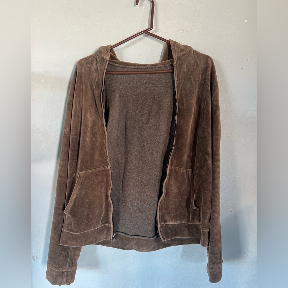 Cute “Y2K” zip up hoodie. Very simple,for any occasion. Goes with many outfits!